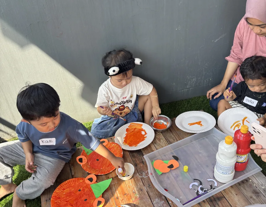 Kelas Kiddy mengenal bentuk, warna, dan tekstur